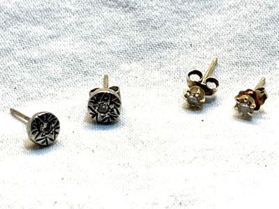 לוט 2 זוגות עגילים : זוג עם 2 יהלומים של 10 נק' נקי לבן - זוג זהב וכסף עם 2 יהלומים 2 נק'