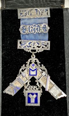 פריט נדיר - הבונים החופשיים -סיכת תליון כסף ואמייל גדולה עבודת יד 13,5 ס"מ אורך - 8,5 ס"מ רוחב 