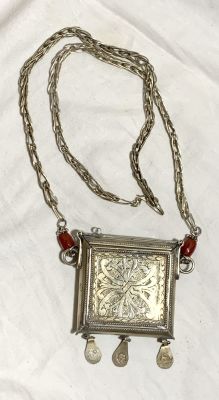 קמעיה קופסה נפתחת עם שרשרת מתכת כסף נמוך ונחושת עם שרשרת ותליונים 7,5X7,5 ס"מ - שרשרת 80 ס"מ אורך