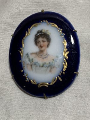 סיכה עתיקה ציור על פורצלן ונחושת 4,4X5,4 ס"מ