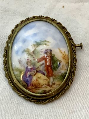 סיכה עתיקה פורצלן לימוג' חתומה LIMOGES FRANCE מסגרת נחושת 5X4 ס"מ