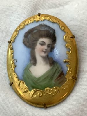 סיכה עתיקה ציור על פורצלן מעוטר צבע זהב ונחושת 5X4 ס"מ