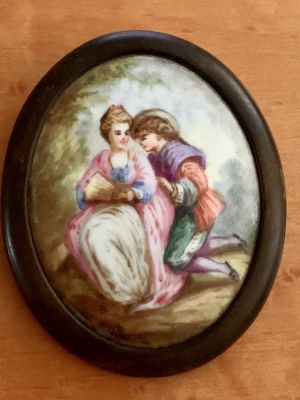 סיכה עתיקה ציור על פורצלן מסגרת דמוי עץ 7X6 ס"מ