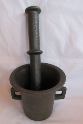 מכתש ועלי ברונזה עתיק מעוטר חריטות קוטר פתח עליון 11 ס׳׳מ גובה 10 ס׳׳מ אורך העלי 22 ס׳׳מ