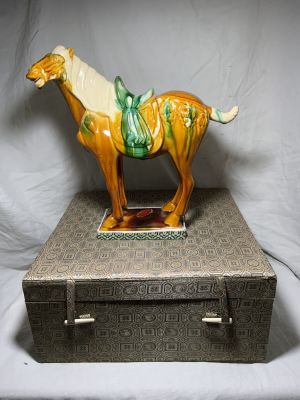 פסל פורצלן דמות סוס סיני ישן בקופסא המקורית רפליקת איכותית - שושלת טאנג גובה 29 ס׳׳מ אורך 31 