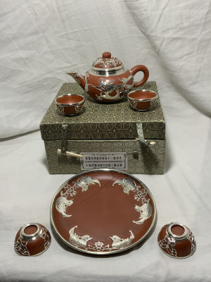 סט לתה סיני חימר ומתכת בקופסא המקורית קנקן גובה 8 ס׳׳מ 4 כוסות קטנות קוטר 4.5 ס׳׳מ גובה 2.5 