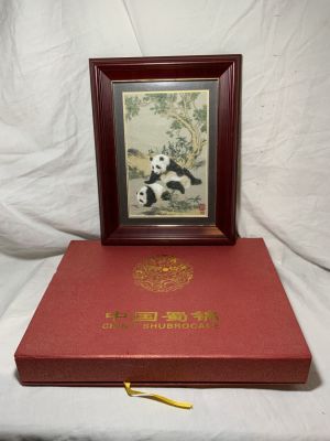 ציור עבודת ריקמה עבודת יד מאיזור סה צואן מעוטר דמויות פנדה חתום עם הקופסא המקורית גודל 20*13 