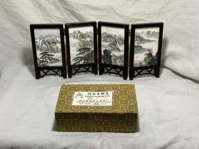 פרגוד מיניאטורי סיני משיש ועץ ציורים עבודת יד מעוטר דמות סוסים ונוף כפרי בקופסא המקורית מורכב 