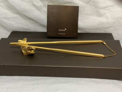 מקלות אכילה סיניות מוזהב the risis carp &amp; goldfish collection עם שרשרת ודג קרפיון מוזהב 