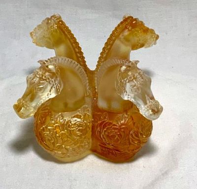 פסל קריסטל סיני LIULI צבעוני איכותי מאוד בדמות 4 ראשי סוס שנת 2004 ממוספר 908\1200 וחתום בקופסא 