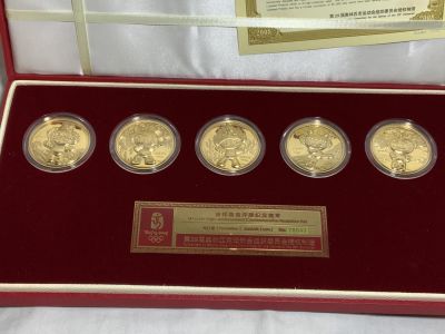 סט של 5 מדליות אולימפיאדת בייג׳ין 2008 MASCOTS- מהדורה מוגבלת ממוספרת 
קוטר כל מדליה 40 מ"מ - 