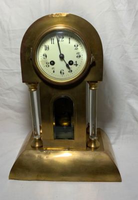 שעון שולחני ארט דקו מתכת נחושת עם עמודים שקופים מנגנון מטוטלת מצלצל כל חצי שעה גובה 34 ס׳׳מ 