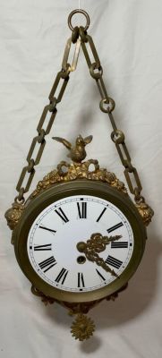 שעון לתלייה מטוטלת מכני בעיצוב עתיק פליז מפוסל 20X30 ס׳׳מ גובה כולל שרשרת 45 ס׳׳מ