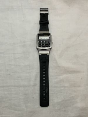 שעון מחשבון CASIO דגם CA-56 רצועת גומי במצב טוב ועובד 24 ס''מ אורך, גודל הקופסא 
4.5 X 3.5 ס''מ