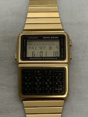 שעון מחשבון CASIO דגם DBC-610 רצועת מתכת ציפוי זהב במצב טוב ועובד אורך השעון 22 ס''מ גודל 