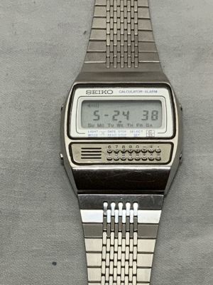 שעון מחשבון דגם שעון מעורר רצועת מתכת במצב טוב ועובד אורך השעון 23 ס''מ