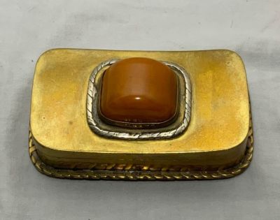 קופסת נחושת עם אבן אמבר גדולה 13X8 ס׳׳מ גובה 5 ס׳׳מ אמבר גודל 4X3.5 ס"מ