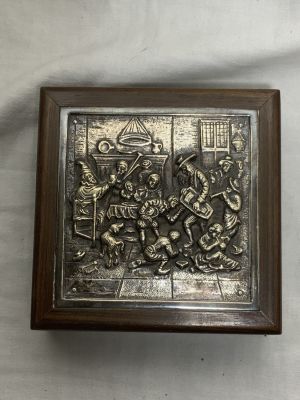 קופסת עץ עם תבליטים מפוסלים 