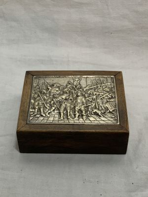 קופסת עץ עם תבליטים מפוסלים דמויות מצופה כסף גודל קופסא 11X9 ס''מ גובה 3.5 ס''מ