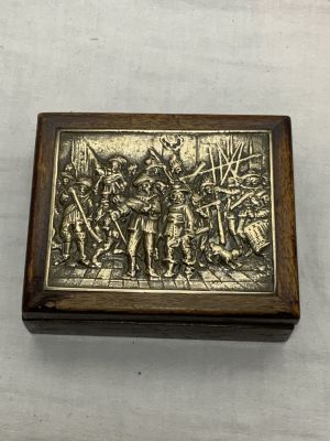 קופסת עץ עם תבליטים מפוסלים דמויות מצופה כסף גודל הקופסא 8.5X10.5 ס''מ גובה גובה 3.5