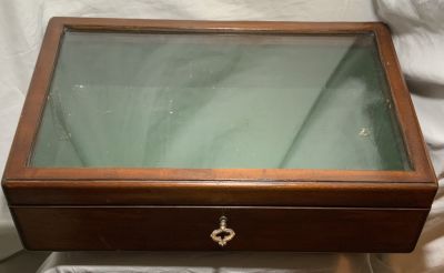 קופסת ויטרינה עתיקה לשולחן תצוגה עם מנעול ומפתח 55X37 ס׳׳מ גובה 16 ס׳׳מ במצב טוב