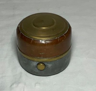 קסת דיו עתיקה לנסיעות -עור ומתכת קוטר 5.5 ס''מ גובה 5 ס''מ