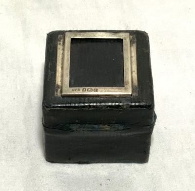 קסת דיו לנסיעות עתיקה אנגלי, עשוי מתכת, עור וכסף חתום גודל 5X5 ס''מ גובה 4.5 ס''מ