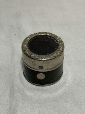 קסת דיו לנסיעות עתיקה עשוי מתכת ועור קוטר 4.5 ס''מ גובה 4 ס''מ