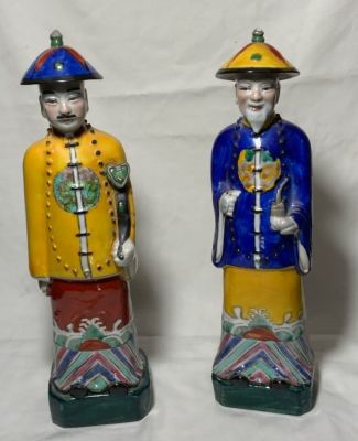 זוג פסלי פורצלן סיני צבועים ביד חתומים דמויות חכמים סינים גובה 27 ס''מ כל אחד