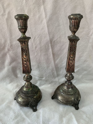 זוג פמוטי כסף פולין עתיקים חתומים ע״י אמן יהודי J.eherlich 
משקל 515 גרם 
גובה 32 