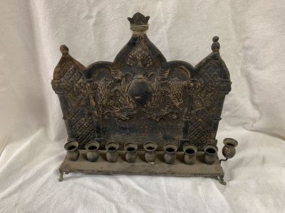 חנוכייה כסף אוסטרו הונגריה עתיקה חתומה - משקל 1295 גרם 
רוחב 37 ס''מ 
גובה 