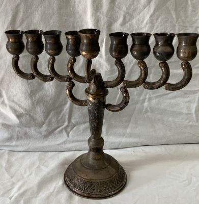 חנוכייה כסף חתומה 925 - משקל 328 גרם 
גובה 26 ס''מ 
רוחב 28 ס''מ