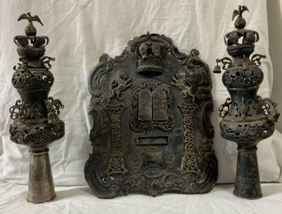 טס לספר תורה כסף 84 רוסי מוסקבה עם זוג רימונים כסף 84 עתיקים חתומים 
משקל הטס 854 גרם 