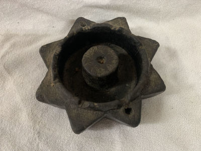 חנוכיית ונרות לשבת - תימנית עתיקה מאוד מאבן - כנראה מאה 18 
קוטר 14 ס''מ גובה 4 