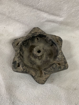 מנורת שמן תימנית מאבן עתיקה מאוד כנראה מאה 18 
קוטר 10 גובה 3 ס''מ