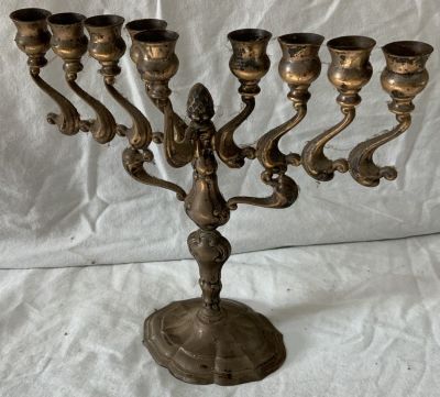 חנוכיית כסף קטנה חתום 925 
משקל 277 גרם 
גובה 23 ס''מ רוחב 24 ס''מ