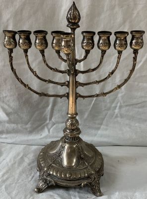 חנוכיית כסף גרמניה חתום וממוספר 213 
משקל 334 גרם 
גובה 33 ס''מ רוחב 22 ס''מ