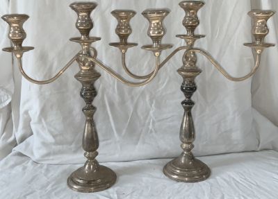 זוג קנדלברות כסף -פמוטים 3 קנים כל אחד מתפרקים לזוג פמוטים 
כסף עם הכבדה תוצרת ארה"ב - 