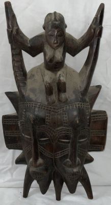 מסכת עץ אפריקאית עבודת אמן 
מידות 40X24 ס״מ