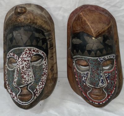 זוג מסכות עץ אפריקאיות עבודת אמן עם חרוזים ונחושת 
מידות 23X13 ס״מ 24X13 ס״מ