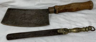 סכין קצבים "לבשר חלק" ומשחז לסכין עם ידית ברונזה - גרמניה מאה 19 
אורך סכין 33 ס״מ 
אורך משחז 28 