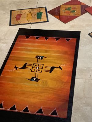 סט שטיח עם 4 ציורי קיר של חב' KAKADU עץ מצויר עם שילוב חומרים סינטטיים 
מידת השטיח 102X60 