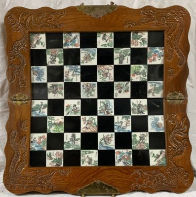 שחמט סיני כולל לוח וחיילים מחומר יצוק 
מידות הלוח 48X48 ס״מ 
מידות החיילים 8-5 ס״מ