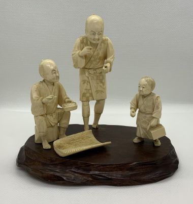 אוקימונו מתקופת מייג'יי 1862-1912 דמויות סבא אבא ובן גובה עם בסיס 15 ס''מ גודל בסיס 17X11 ס''מ