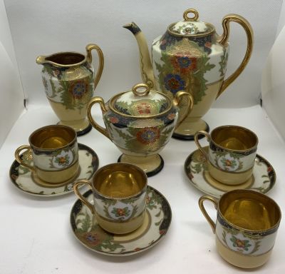 סט פורצלן לתה יפני סביב 1920 מעוטר בזהב פנים ובחוץ ציורים עבודת יד וטבוע ביד כלי לתה גובה 18 