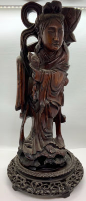 פיגורה עץ סינית עתיקה מתחילת המאה ה-19 עם בסיס תואם מעץ עתיק דמות אישה עבודת גילוף יד גובה עם 