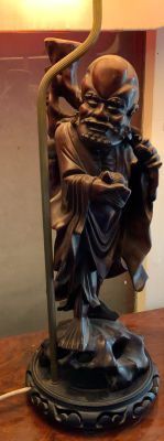 פיגורה עץ סינית עתיקה מתחילת המאה ה-19 שודרגה למנורה עם בסיס תואם מעץ עתיק דמות גבר עבודת גילוף 