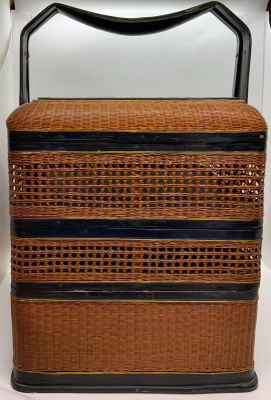 סלסלת ארוחות לעבודה עץ וקש מאה ה-19 החלק העליון מאוייר בציורי יד סינים אופיינים גובה עם ידית 37 