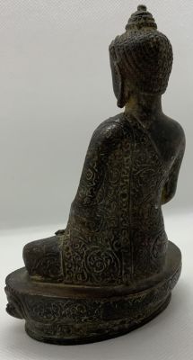 פיגורת ברונזה עתיקה בודהה בתנוחה אופיינית מאה ה-18 מעוטר עבודת חריטות גובה 13 ס''מ גודל בסיס 