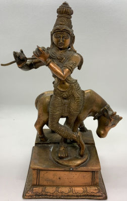 פיגורת ברונזה אלה הודית ופרה קדושה מאמצע מאה ה-20 גובה 29 ס''מ גודל 12X13 ס''מ